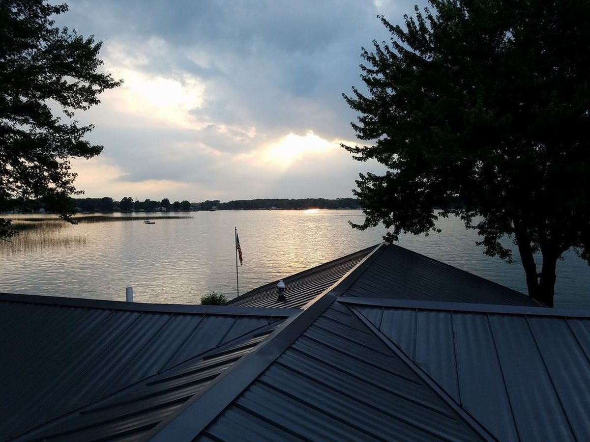 Masterlok Lifetime 100 standing seam metal roof at the edge of a lake in Warsaw, Indiana